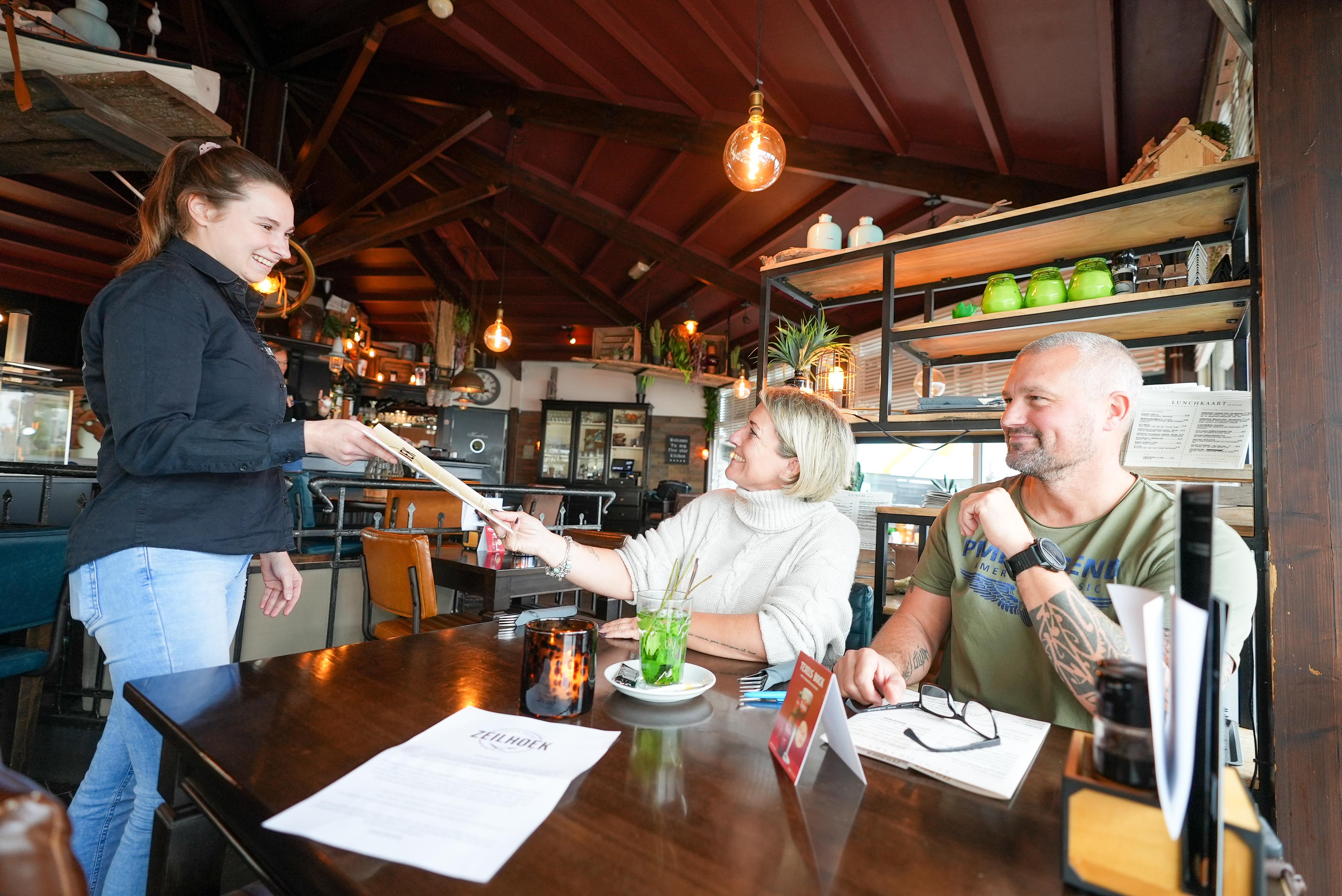 Restaurant komt met creatieve oplossing voor energiecrisis: een energietoeslag van 1,75 euro. ’Gaste